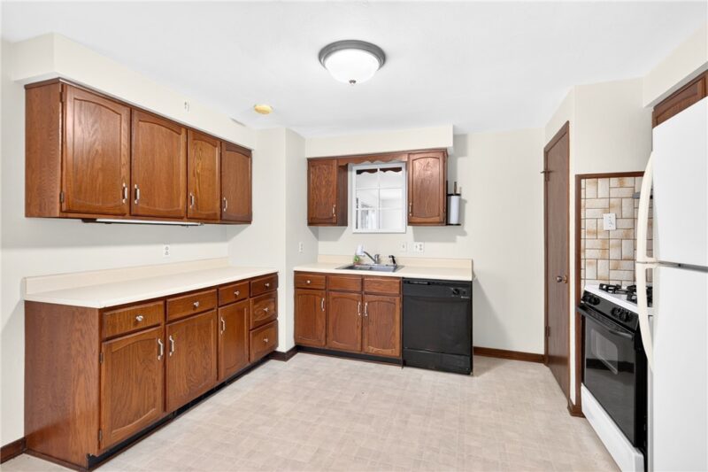224-226 Burkhart Ave — photo 8