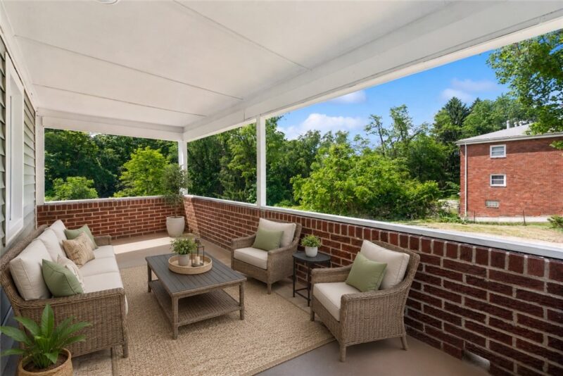 690 Brownstown Rd — photo 2