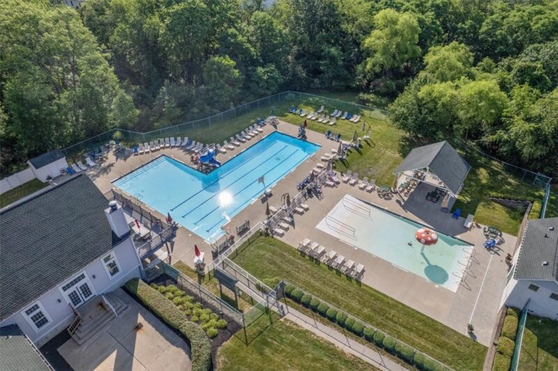 721 Bush Dr — photo 3
