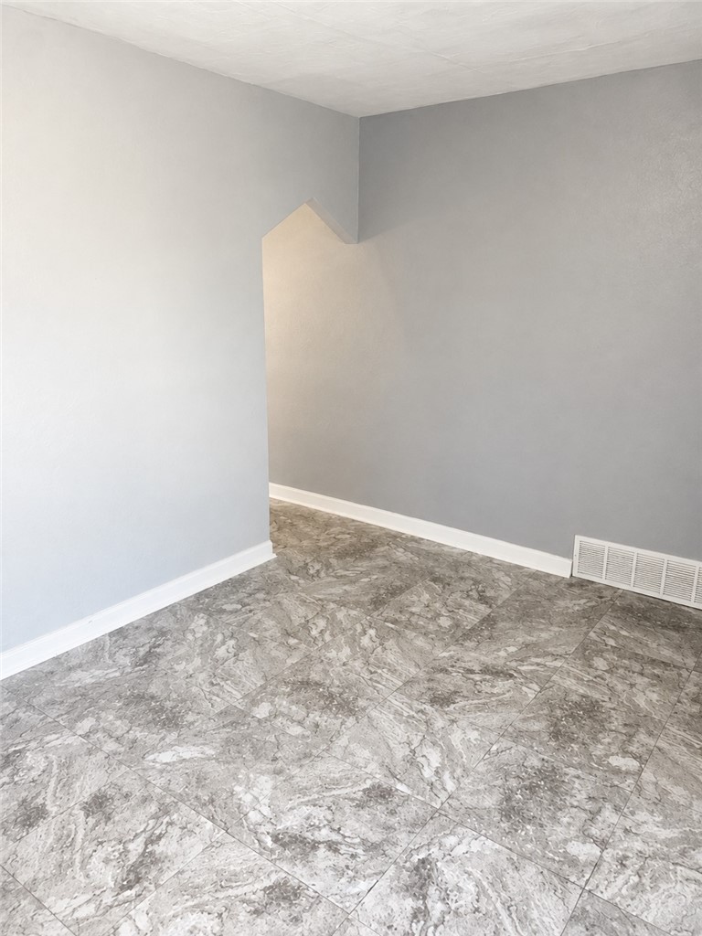 906 Broadway Ave — photo 6