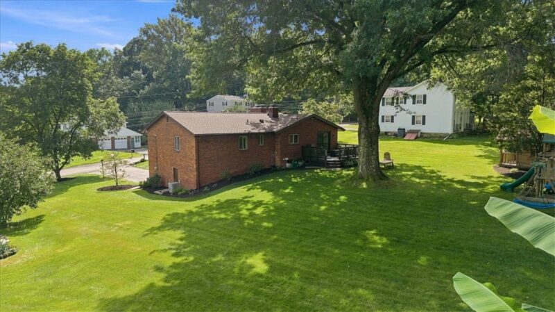 1216 Applewood Dr — photo 3