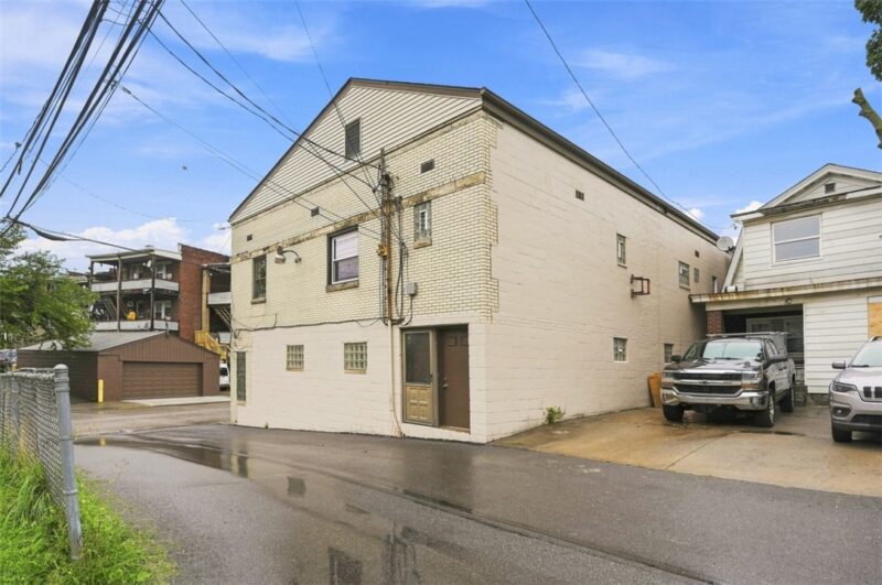 705 Broadway Ave — photo 3