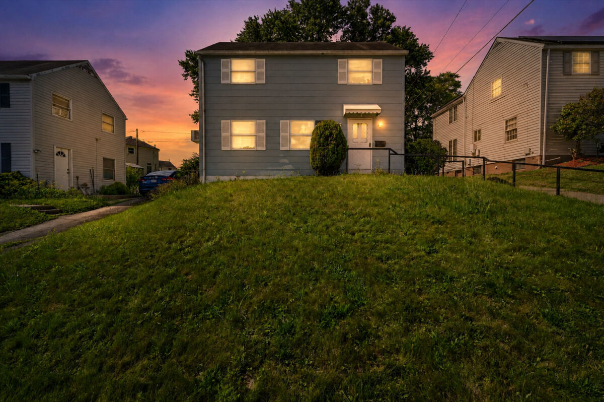 556 Thompson AVENUE — photo 1