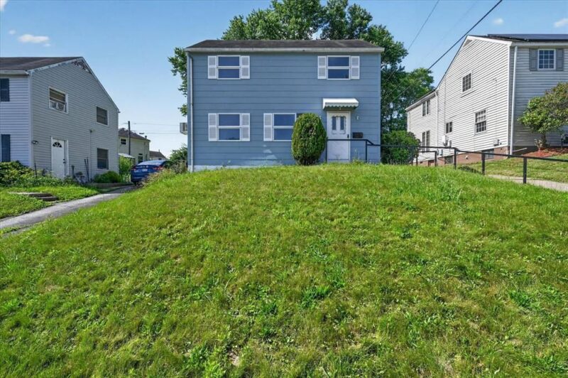 556 Thompson AVENUE — photo 2