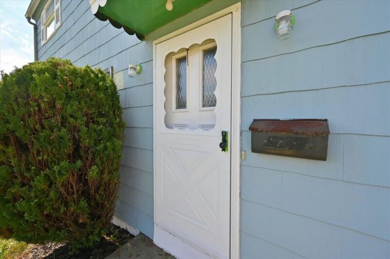 556 Thompson AVENUE — photo 3