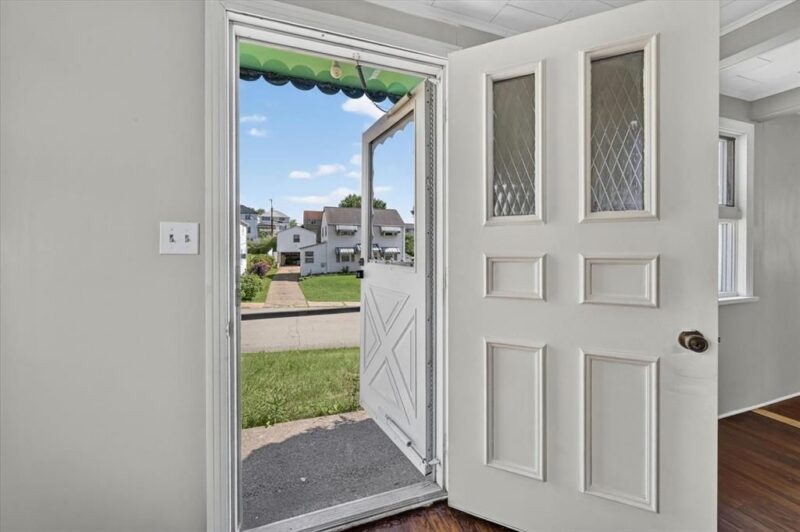 556 Thompson AVENUE — photo 4