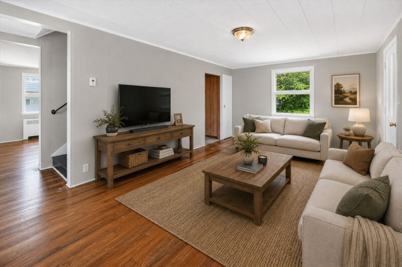 556 Thompson AVENUE — photo 5