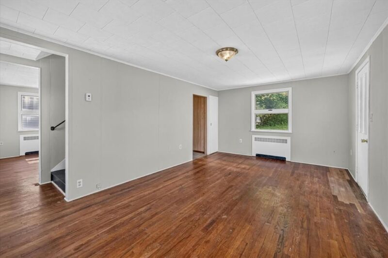 556 Thompson AVENUE — photo 6