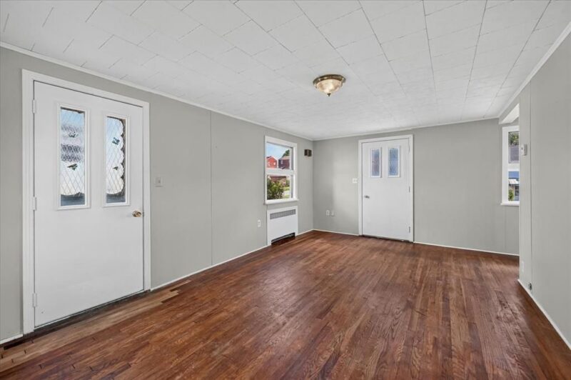 556 Thompson AVENUE — photo 7