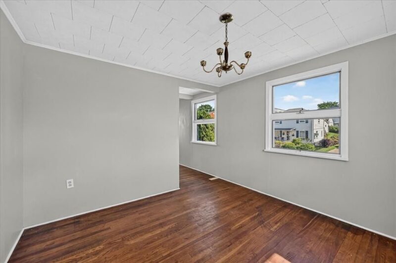 556 Thompson AVENUE — photo 8