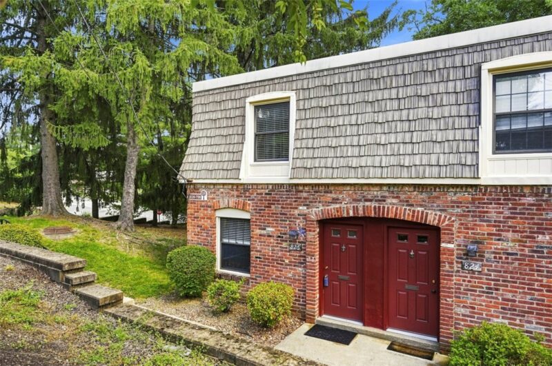 826 Carriage Cir — photo 2