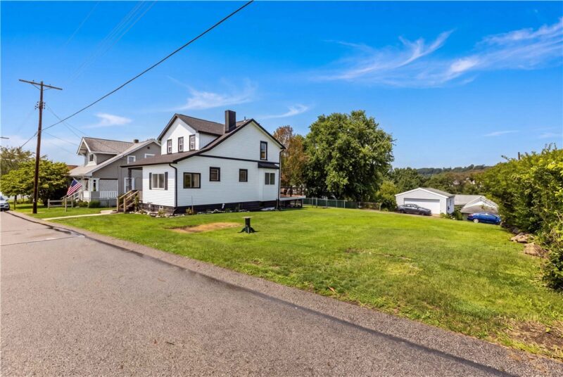 425 Peterson St — photo 3
