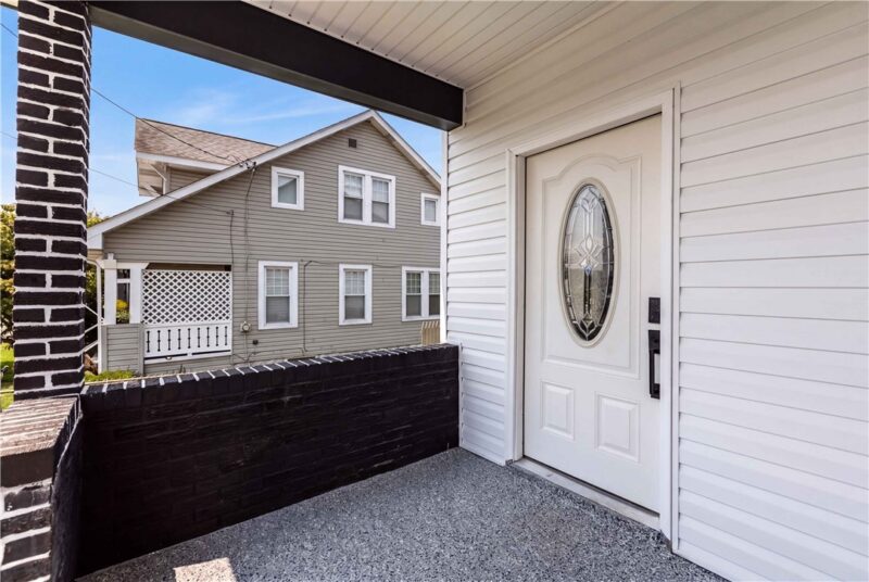 425 Peterson St — photo 4