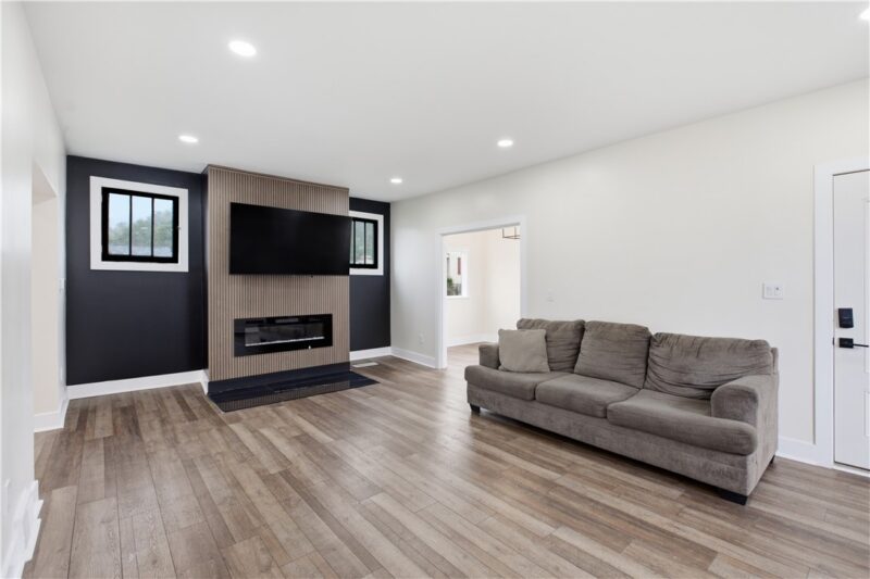 425 Peterson St — photo 6