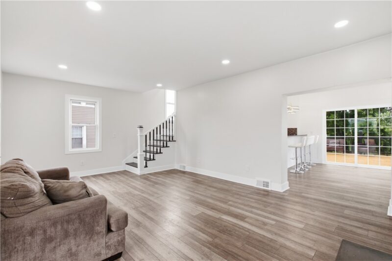 425 Peterson St — photo 8