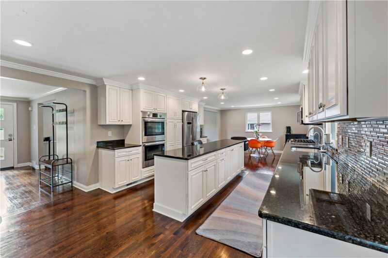 2640 Thorntree Dr — photo 8