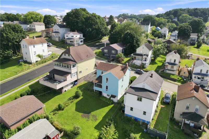 202 Lowell St — photo 2