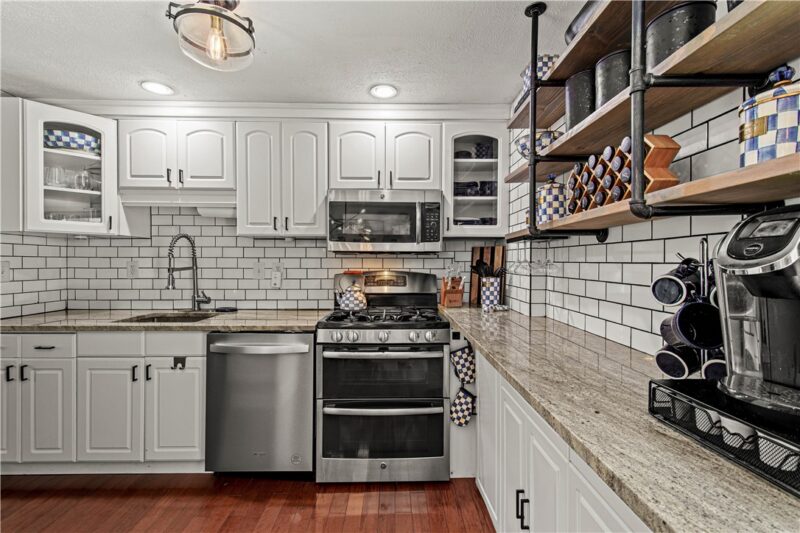 2760 Ravenwood Dr — photo 2