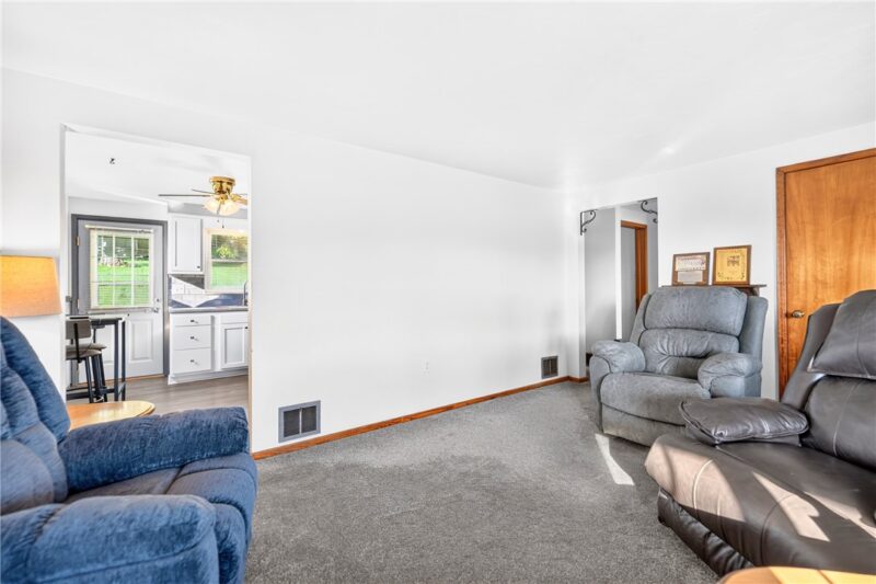 195 LACOCK STREET — photo 3
