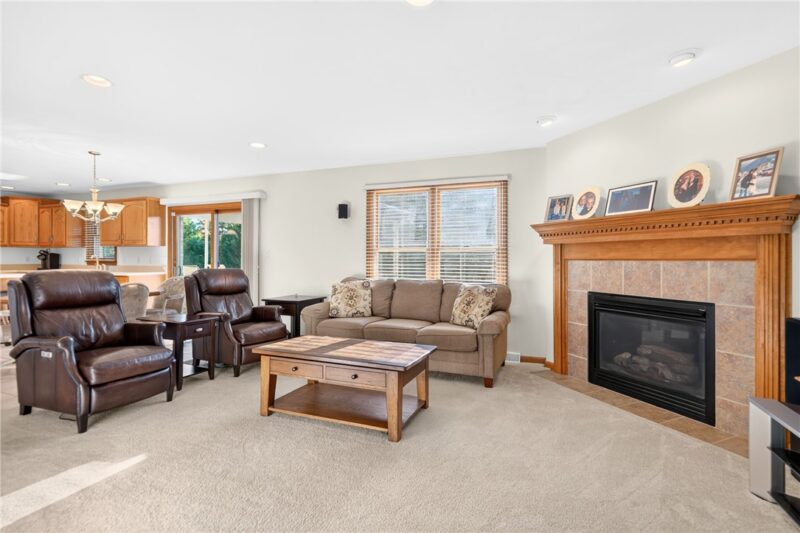 1329 Samantha Way — photo 4