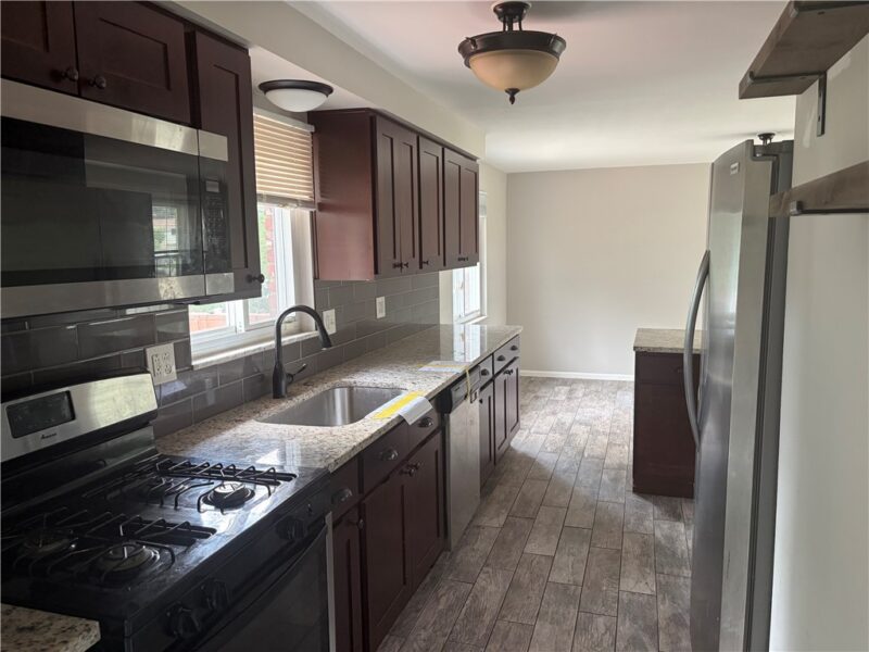 126 Crescent Garden Dr — photo 3