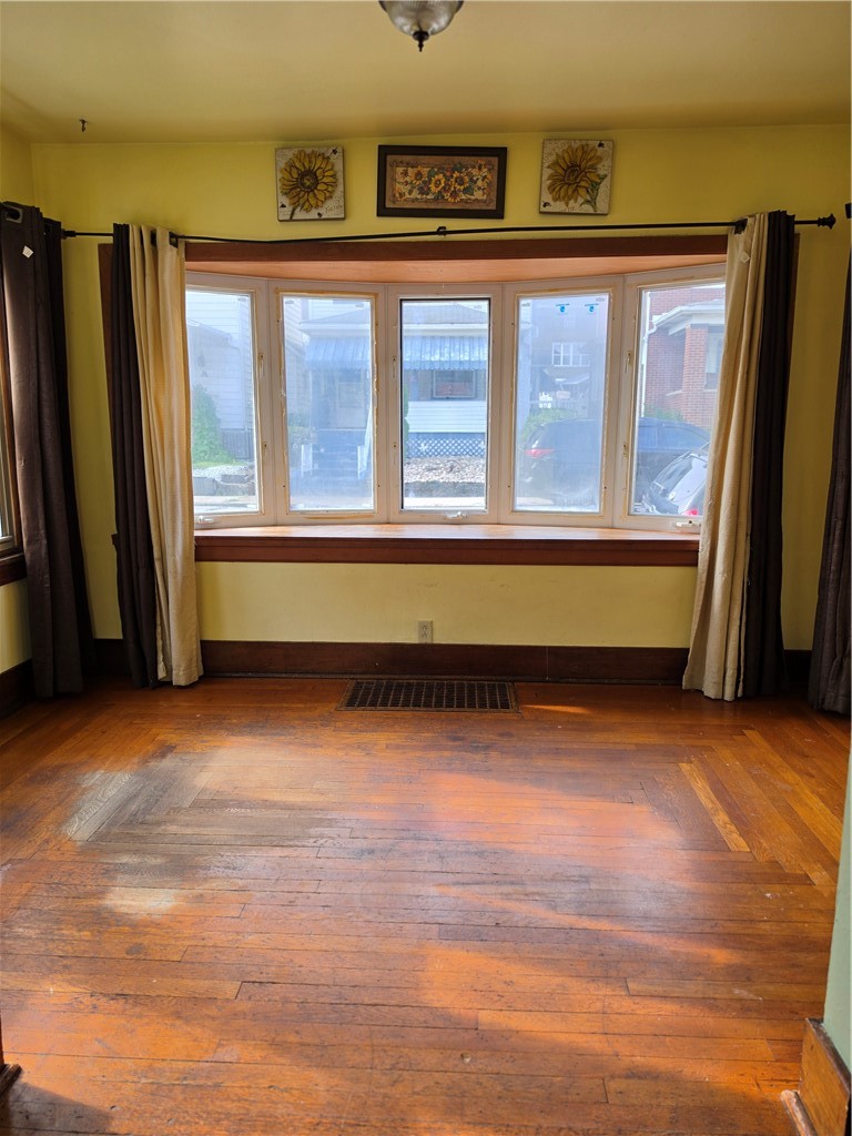 526 Roup St — photo 3