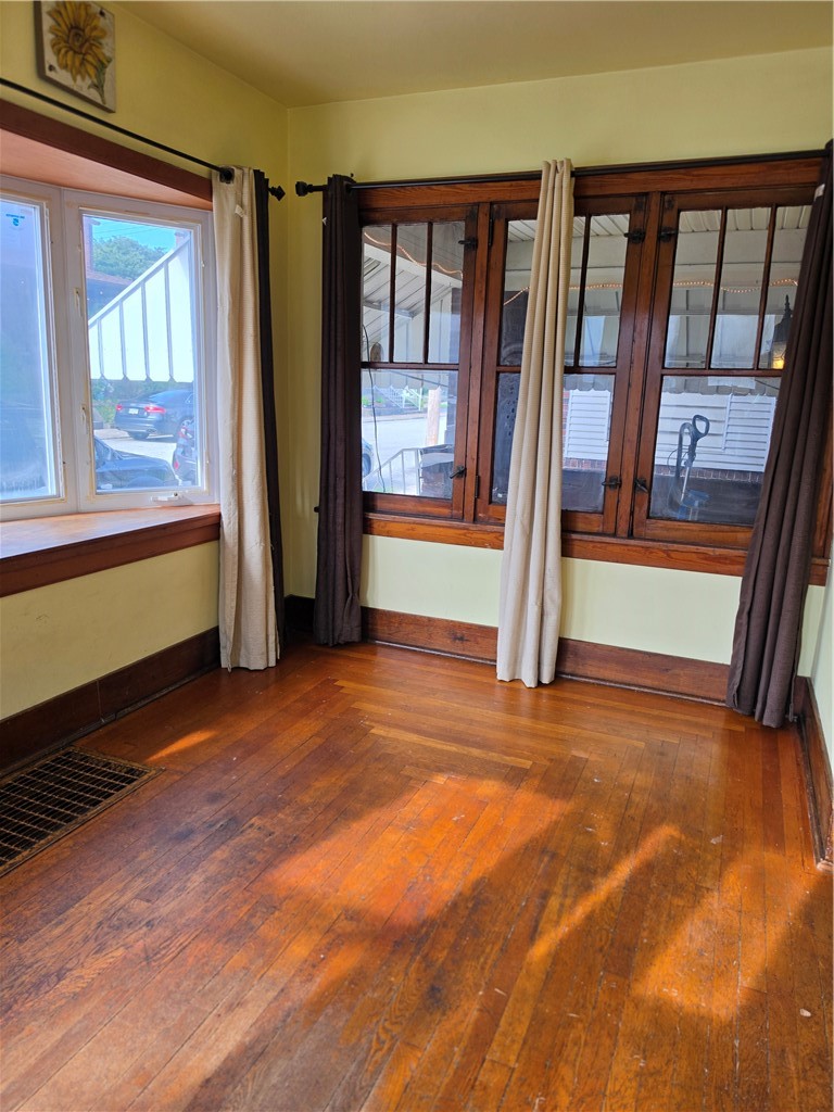 526 Roup St — photo 4