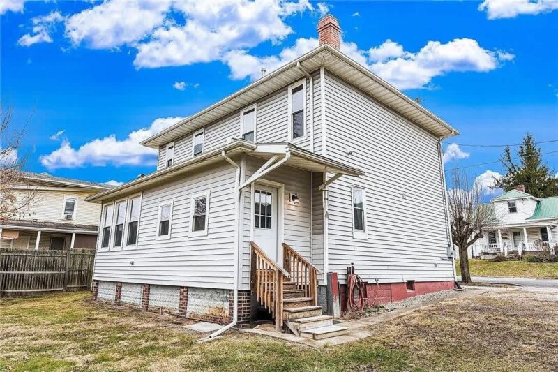 130 W LINCOLN ST — photo 3