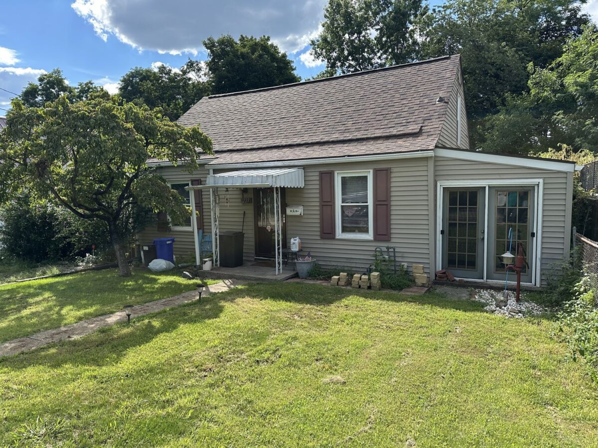 221 Seneca DRIVE — photo 1