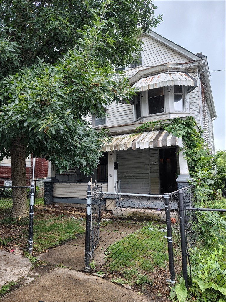 1519 Victoria Ave — photo 1