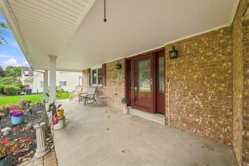 1217 Pleasant St — photo 2