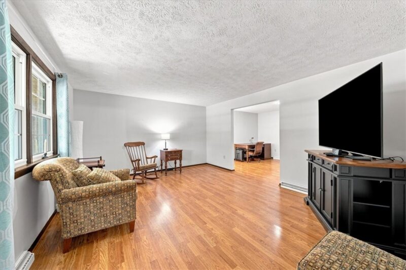 1217 Pleasant St — photo 4