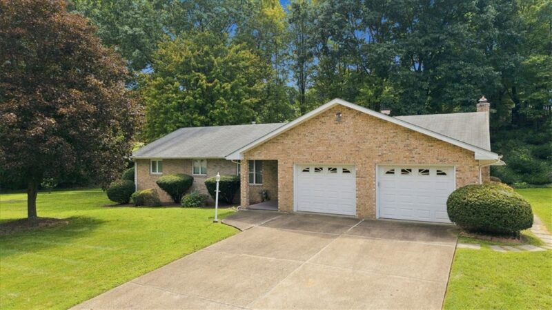 104 Oakcrest Dr. — photo 2