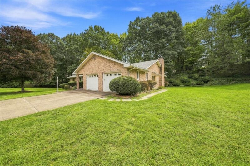 104 Oakcrest Dr. — photo 8