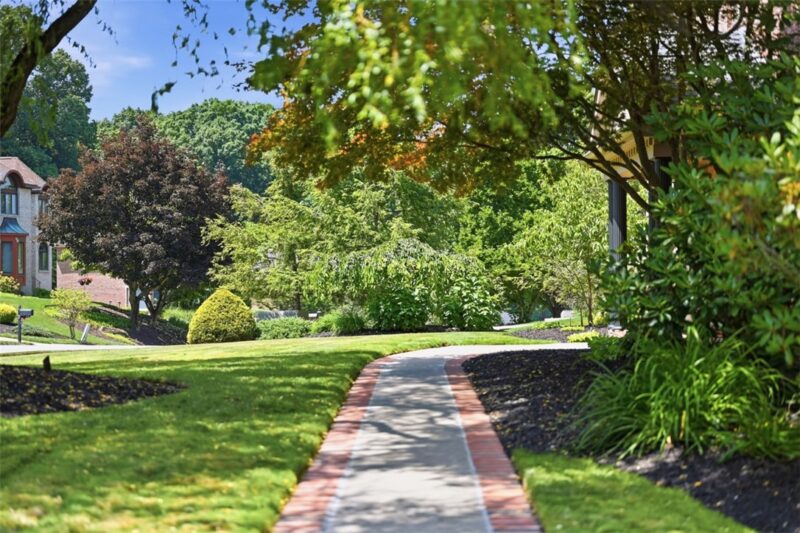 122 Radcliff Drive — photo 3
