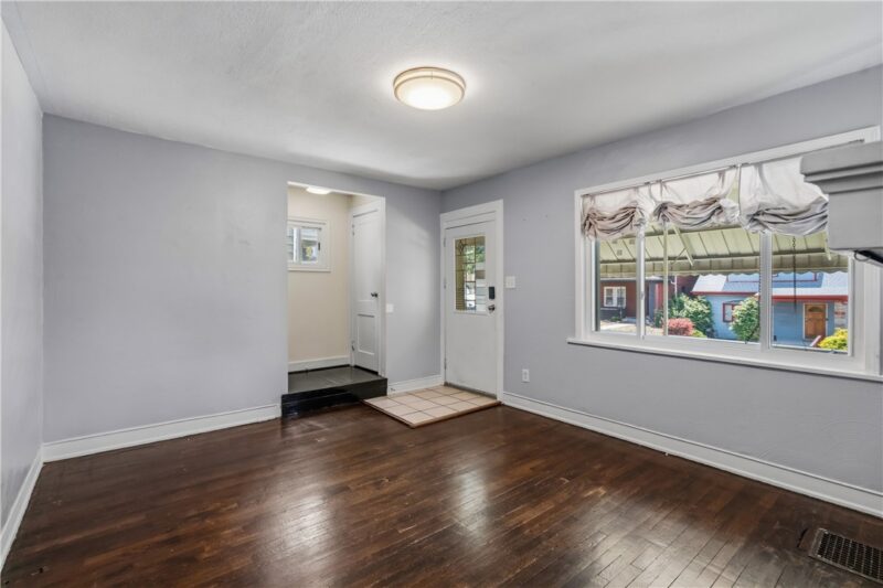 1129 Woodbourne Ave — photo 4