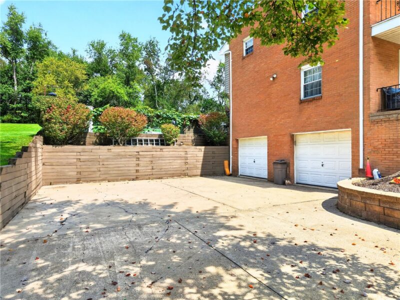 4355 Rosanna Dr — photo 2