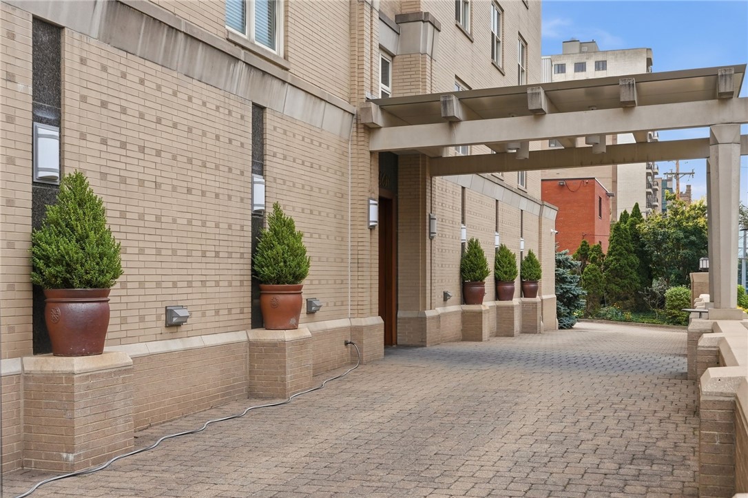 220 N Bellefield Avenue 1002 — photo 1