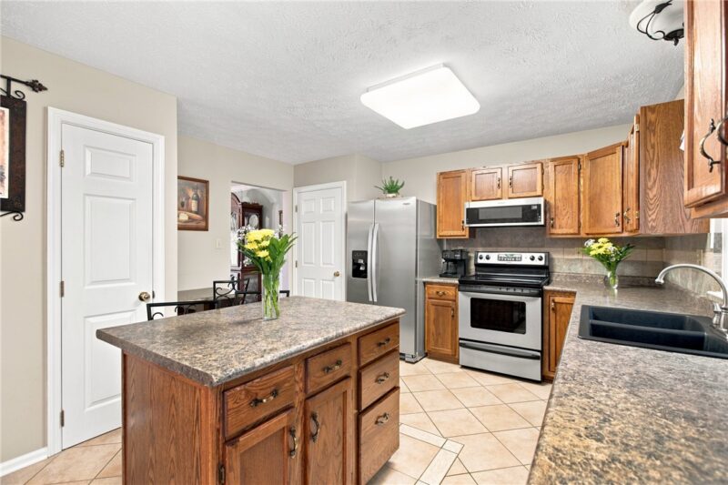 1033 Robinwood Dr — photo 6