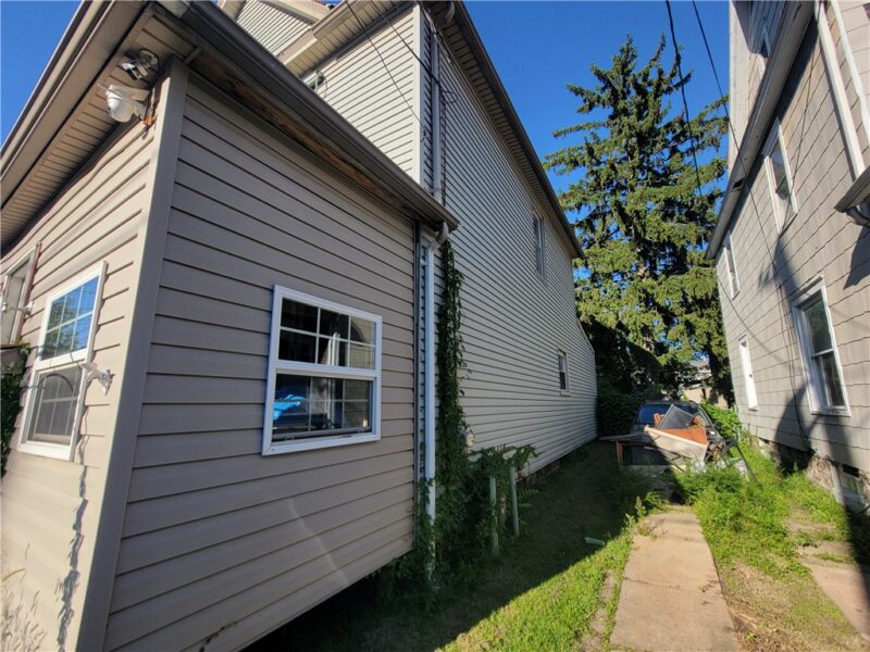 1023 Raspberry St — photo 2