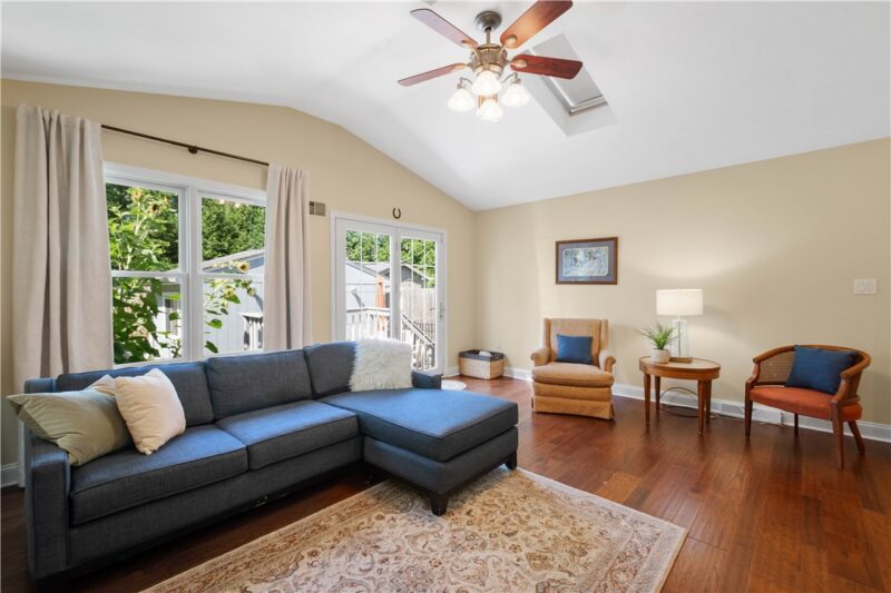 327 Nicholas Pl — photo 3