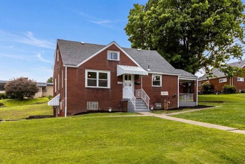 1376 Peterson Dr — photo 2