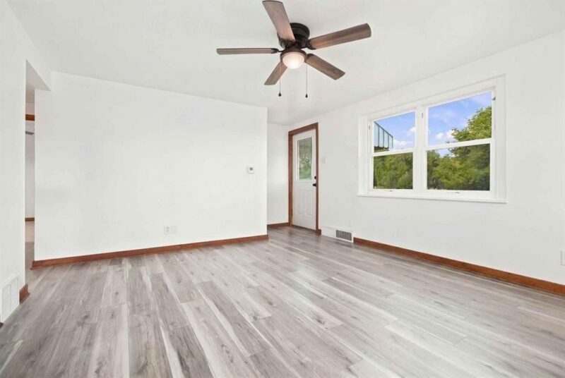 1376 Peterson Dr — photo 4