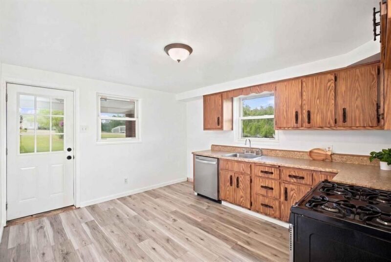 1376 Peterson Dr — photo 7