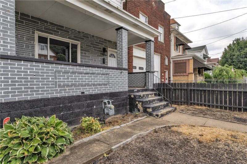 831 Woodward Ave — photo 3