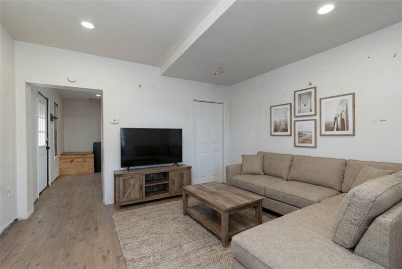 208 Campbell St — photo 4