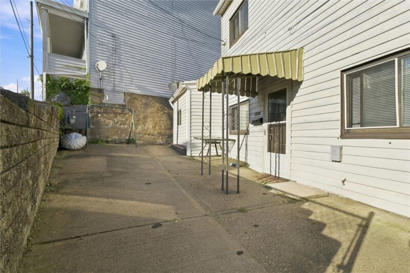 134 - 136 Amanda Ave — photo 2