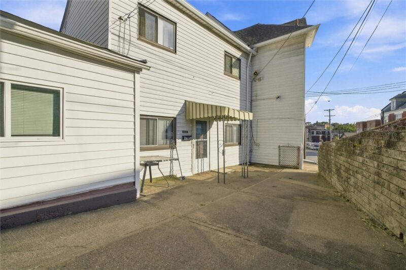 134 - 136 Amanda Ave — photo 3