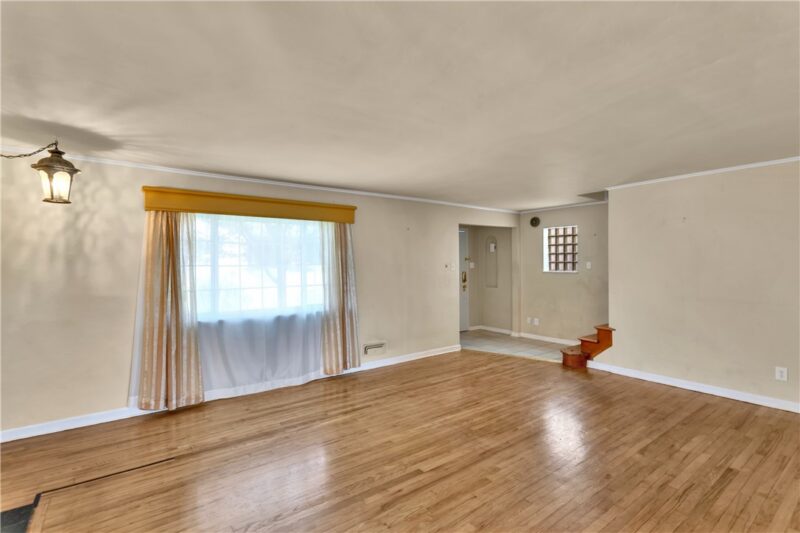 2219 Bensonia Avenue — photo 4