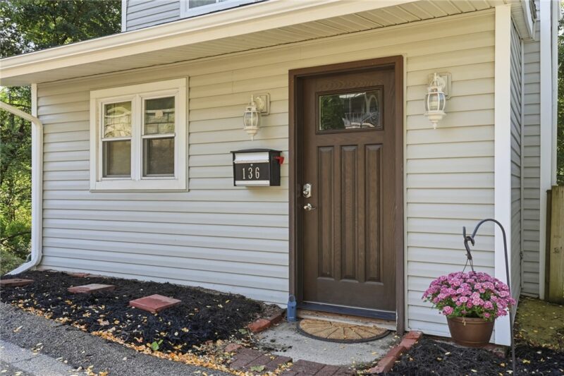 136 Varney St — photo 3